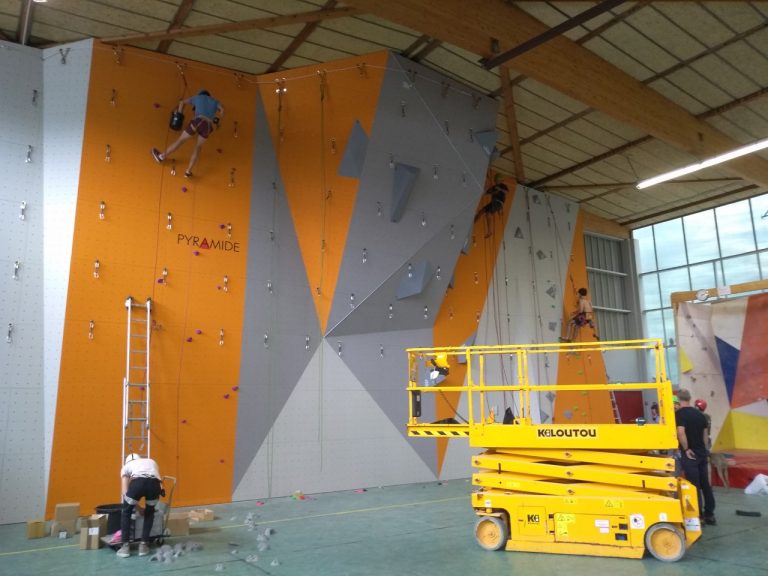 Mur de l'usby en construction pour la rentrée de l'Usby Escalade